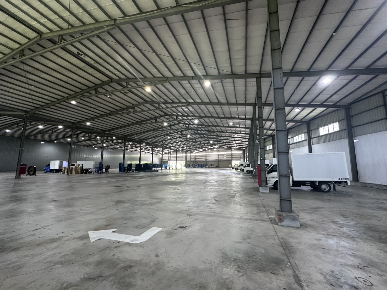 八里稀有大型物流碼頭倉儲現場照片 5